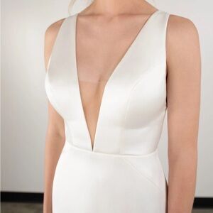 MODERN SATIN COLUMN WEDDING DRESS WITH V-NECKLINE Essence of Australia D3987